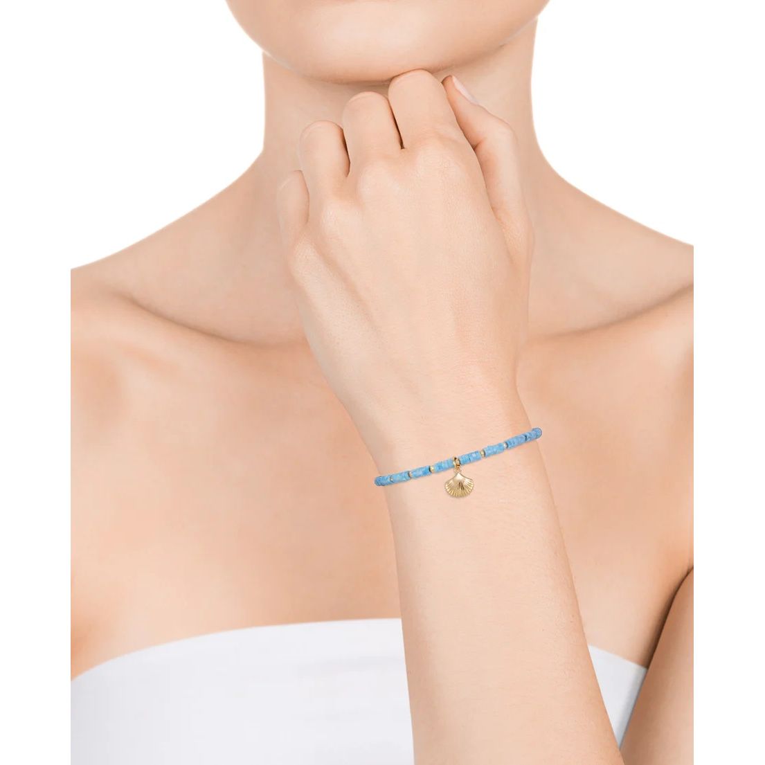 Woman wearing VICEROY JEWELS Mod. 13145P100-43 bracelet with blue beads and gold charm, highlighting the elegant design for ladies.