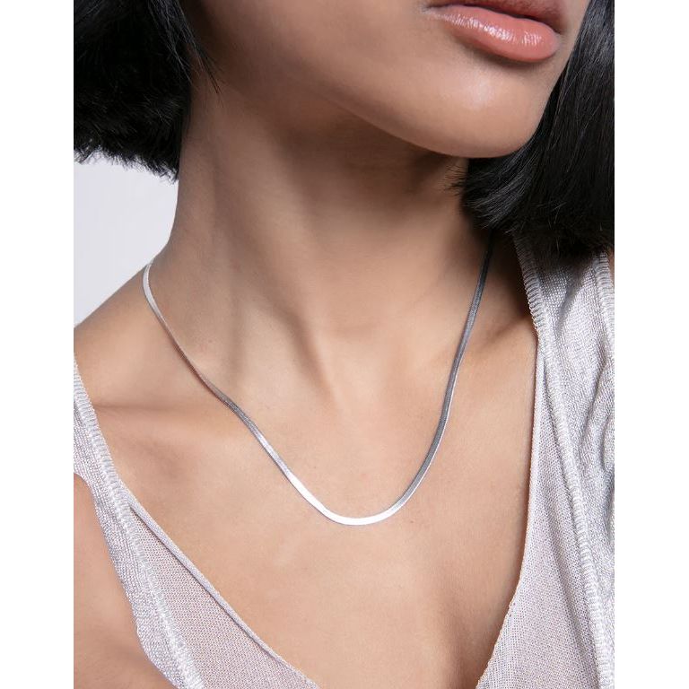 VICEROY JEWELS Mod. 9133C100-00 silver necklace for ladies displayed on model, showcasing elegant design and craftsmanship.
